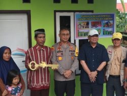 Program Bedah Rumah, Kapolda Bengkulu Serahkan Kunci Kepada Warga Bumi Ayu