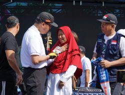 Rayakan HUT ke-23 RB, Gubernur Rohidin Serahkan Hadiah Utama Umroh Pada Suharni