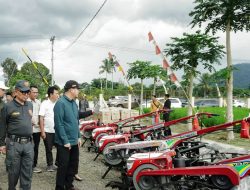 Gubernur Rohidin Salurkan Bantuan Alsintan Untuk Para Petani di Bengkulu