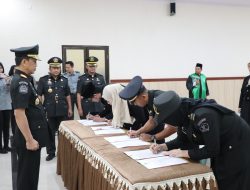 Kepala Kanwil Kemenkumham Bengkulu, Santosa, Ambil Sumpah 3 WNA menjadi WNI