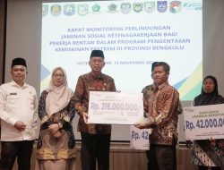 Jamin Perlindungan Sosial, Sekda Provinsi Bengkulu Serahkan Santunan Bagi Pekerja Rentan