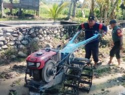 Babinsa Koramil 0408 Bengkulu Selatan Laksanakan Kegiatan Bantu Petani Bajak Lahan Sawah