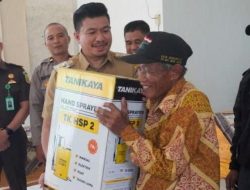 Dukung Petani Produktif, Wabup Arie Serahkan Bantuan Elektrik Sprayer Kepada Kelompok Tani