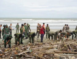 Korem 041/Gamas Beserta Jajaran di kota Bengkulu, Gelar Aksi Karya Bakti Bersihkan Pantai Panjang
