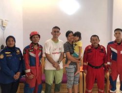 Damkar Bengkulu Evakuasi Anak Kecil Terkunci dalam Kamar