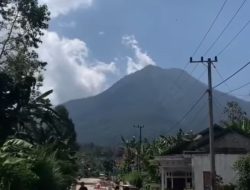 Pakai Dana Pribadi, Penjual Bakso Perbaiki Jalan Desa Yang Rusak
