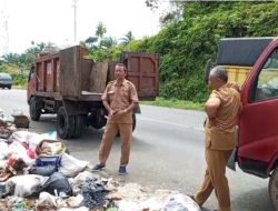 DLHK Bengkulu Selatan Angkut Sampah Menumpuk di Tebing Lubuk Manau