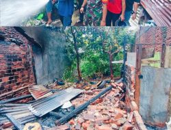 3 Unit Mobil Damkar Diturunkan, Untuk Padamkan Kobaran Api yang Melalap Rumah Warga Manna