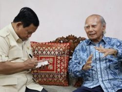 Prabowo Terlihat Serius Catat Pesan Dari Mantan Menteri Emil Salim