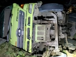 Gagal Menanjak, Dumk Truk Hino Muatan Pasir Terguling Diseluma