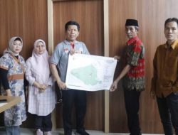 Sekda Seluma Serahkan SK Penetapan Komunitas Masyarakat Adat Serawai Pada Ketua AMAN