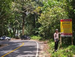 Antisipasi Kecelakaan, Satlantas Polres Bengkulu Tengah Pasang Spanduk Dan Garis Polisi Diliku Sembilan