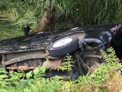 Diduga Hilang Kendali, Mobil Mini Bus Masuk Siring