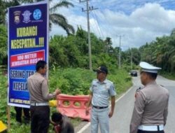 Satlantas Polres Seluma Pasang Rambu-Rambu dan Spanduk di Sepanjang Jalinbar