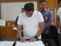 Kepala BPPW Bengkulu I Tandatangani Serah Terima BAST Pasar Purwodadi di Ruang Kerja Bupati BU