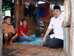 Wagub Mian Kunjungi Rumah Warga Kurang Mampu Sekaligus Berikan Sembako