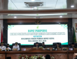 Aisyah Sampaikan Pidatonya di Ruang Rapat DPRD Natuna