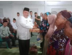 Bupati dan Wakil Bupati Mukomuko Bagikan Sembako Gratis Untuk Lansia