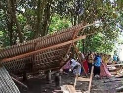Puluhan Ibu-ibu Pasar Seluma Bongkar Paksa Diduga Warung Remang-remang