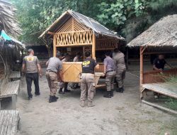 Satpol PP Bongkar Lapak Pedagang Yang Mengganggu Kawasan Pantai Panjang