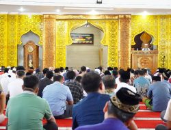 Usai Ikuti Pertemuan Mendes PDT, Walikota Dedi Wahyudi Sholat Jumat Bersama