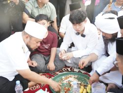 Suasana Haru, Makan Akbar 100 Ribu Orang Bersama Gubernur Helmi dan Willie Salim Berjalan Sukses