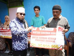 Warga Korban Kebakaran di Sumur Meleleh, Mendapat Bantuan Dari Gubernur Helmi Senilai Rp 25 Juta