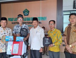 Kemenag Rejang Lebong Bagikan 230 Koper Untuk Calon Haji
