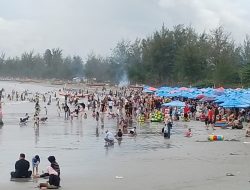 Suasana Pantai Zakat di Penghujung Libur, Jadi Primadona Wisatawan