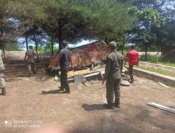 Deadline, Pemkot Kerahkan Satpol-PP Untuk Bongkar Lapak Pedagang Dikawasan Pantai Panjang