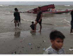 BPBD Kota Bengkulu Lakukan Evakuasi Kapal Wisatawan Yang Karam di Pantai Malabero
