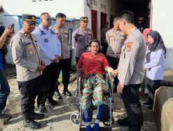 UPZ Polda Bengkulu Beri Kursi Roda Untuk Fajar Alam