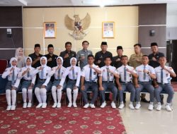 Calon Pasukan Pengibar Bendera Tingkat Provinsi Bengkulu Menghadap Bupati Kaur