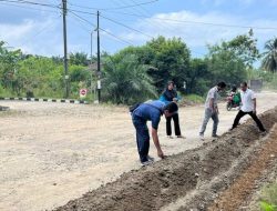 Warga di Seluma Perbaiki Jalan Rusak Secara Swadaya