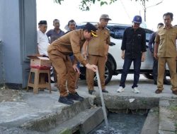 Garcep Tanggapi Keluhan Warga, Walikota Dedi Wahyudi Turun Langsung Cek Drainase Yang Tersumbat