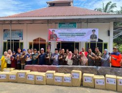 Kejati Bengkulu Bersama Walikota Dedi Wahyudi Serahkan Bantuan Kepada Korban Gempa Bumi di Betungan