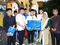 Walikota Dedy Wahyudi Serahkan Dua Buah Sertifikat di Sungai Serut