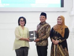 Walikota Dedi Wahyudi Beri Penghargaan Untuk Ni Wayan Sinaryati dan Ucapkan Selamat Jadi Kajari Kota Bengkulu