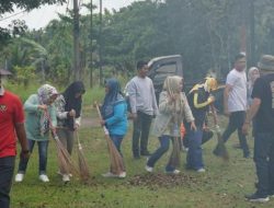 Kepala Dinas PUPR Kota Bengkulu Ajak Para Pegawai Untuk Gotong Royong Bersihkan Lingkungan Kantor