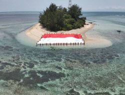 Basarnas Bengkulu Kibarkan Berdera Merah Putih Raksasa di Pulau Tikus