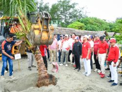 Walikota Bengkulu Bersama Kapolda Tanam Pohon Kelapa di Pantai Panjang