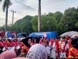 Pawai Meriahkan HUT RI, Ribuan Warga Padati Kawasan Alun-alun di Argamakmur