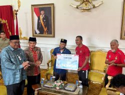Gubernur Helmi Hasan Serahkan Reward Stadion dan Pembinaan untuk Tri Brata FC