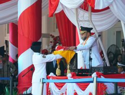 Upacara Pengibaran Bendera Merah Putih Berlangsung Khidmat,  Gubernur Helmi Hasan Jadi Inspektur