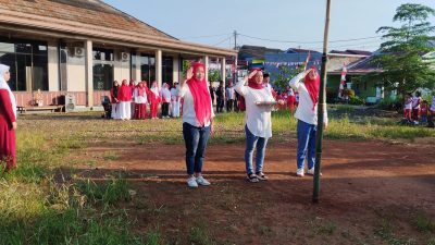 Semarakkan HUT ke-80 RI, Warga Pekan Sabtu Gelar Upacara Berdera di Lapangan Masjid Raudhatul Janah